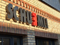 SCHUEMLI Logo auf Firmengebäude